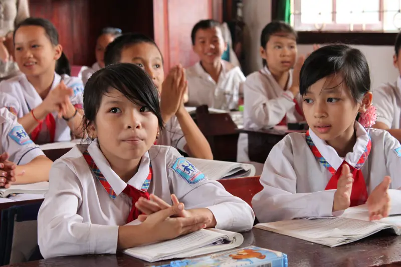 Unge jenter på skole i Vietnam, som drives av SOS-barnebyer.