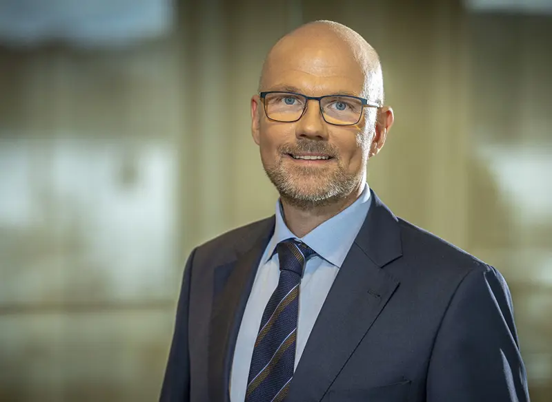 Portrett av mann i dress